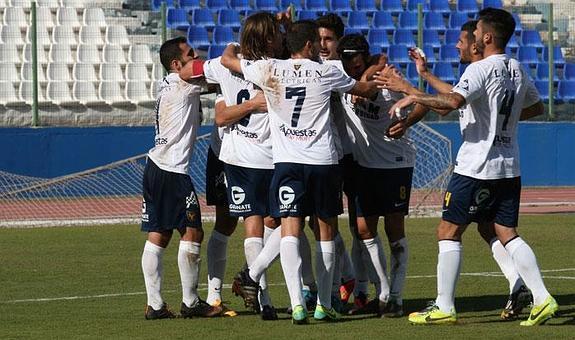 Los jugadores del UCAM celebran la victoria de su equipo, este domingo en Melilla.
