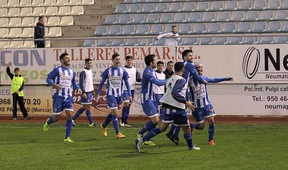 Los jugadores de La Hoya celebran el segundo gol, obra de Rubén Martínez.