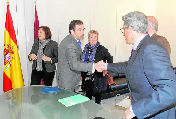 Encarna Guillén, junto a José López, que da la mano a José Sedes, Mercedes Martínez-Novillo y Francisco Agulló .
