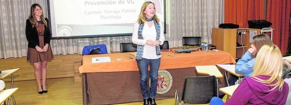 Tárraga y la edil de Juventud, Rebeca Pérez, ayer durante la charla. 