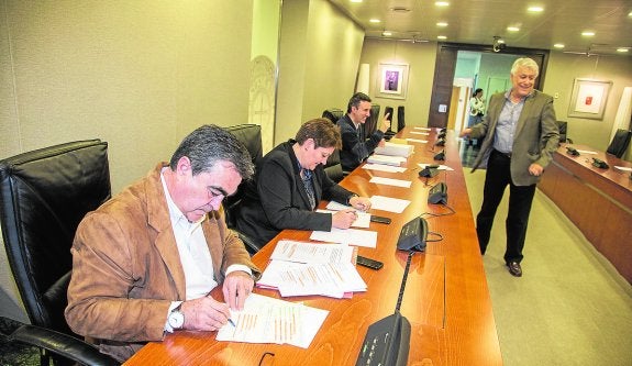 La comisión de Escombreras reunida ayer. En primer plano Jesús Navarro. De pie Juan Guillamón.