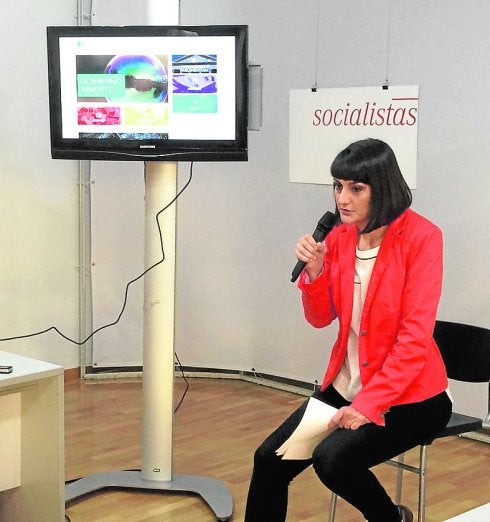 María González, este viernes durante el 'briefing' en el PSOE. 