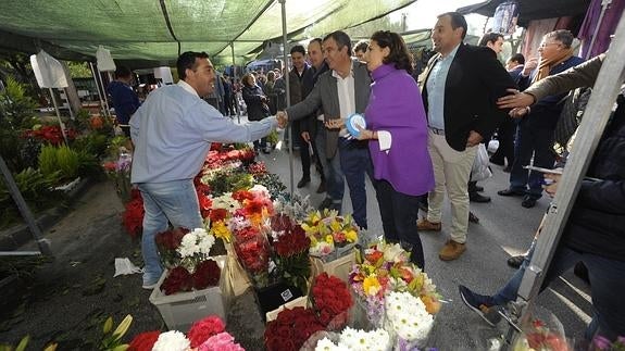 Vázquez y Borrego saludan a un comerciante durante su paseo por el mercado.