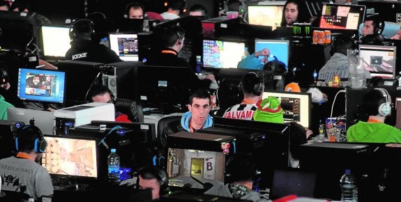 Participantes en la Lan Party, que se celebra hasta el martes en el Palacio de Deportes. 