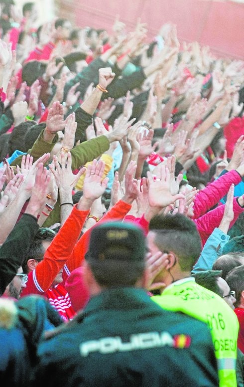 La afición del Murcia, vigilada por la Policía. :: javier carrión/ agm
