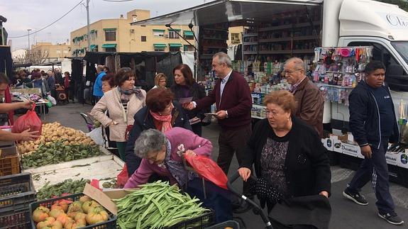 Rafael González Tovar, en la mañana de este lunes, en su visita a Puente Tocinos. 