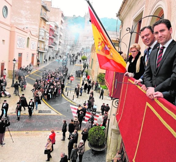 Teodoro García, ayer en el balcón del Ayuntamiento de Yecla, junto al alcalde Marcos Ortuño. 