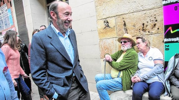 Alfredo Pérez Rubalcaba, ayer, durante su recorrido por las calles de Mazarrón. 