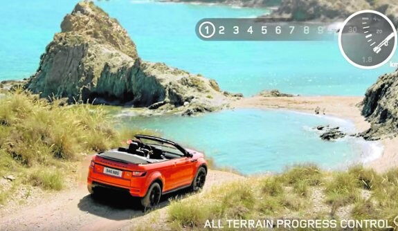 El nuevo Range Rover Evoque Convertible 'asomándose' a la playa del Arroz de Águilas.