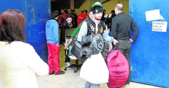 Los participantes en la Murcia Lan Party, saliendo ayer del Palacio de los Deportes tras la clausura del encuentro. 