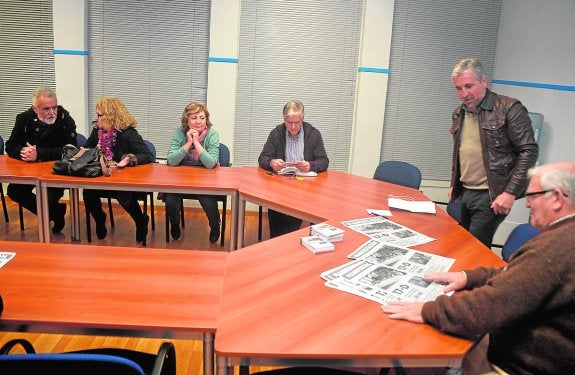 Leandro Sánchez, de pie ayer, antes de empezar la reunión de Salvemos el Rosell. 