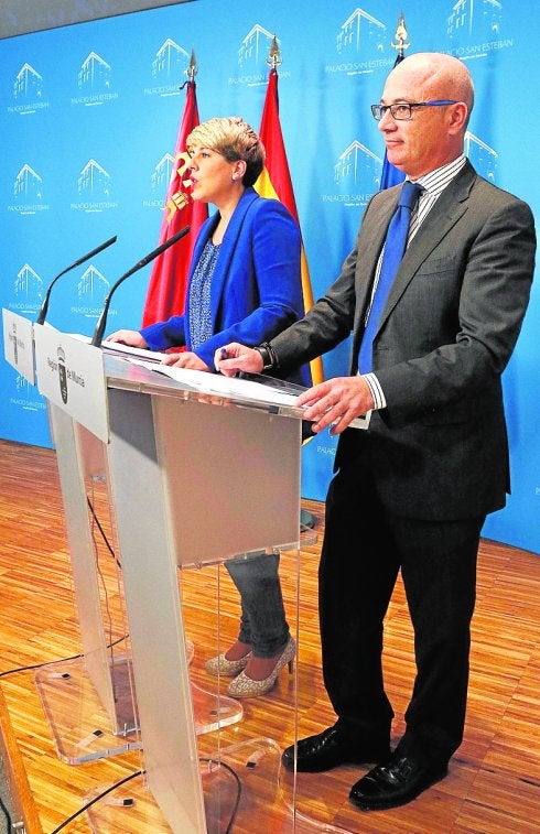 Los consejeros Noelia Arroyo y Juan Hernández, durante la rueda de prensa que se celebró tras el Consejo de Gobierno.