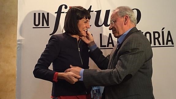 Guerra se muestra cariñoso con María González durante el acto de los socialistas.