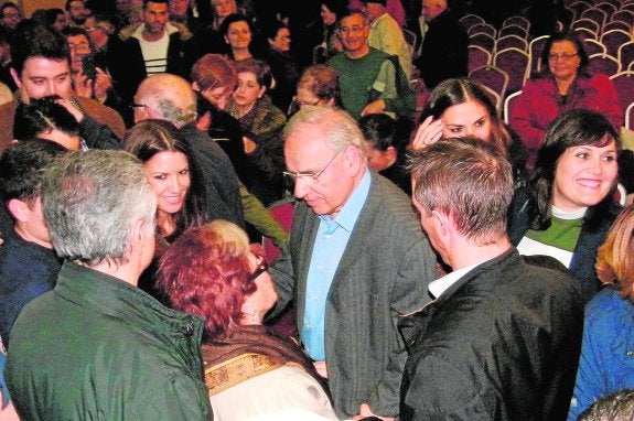Alfonso Guerra conversa con los militantes y simpatizantes socialistas que se acercaron a saludarle en el acto en Caravaca. 
