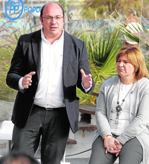 Pedro Antonio Sánchez, ayer en Alicante, junto a Isabel Bonig. 