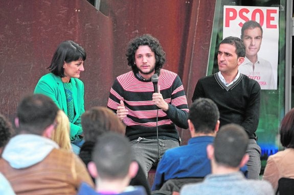 María González Veracruz, José Antonio Campos y Juan Luis Soto, ayer, dirigiéndose a jóvenes.