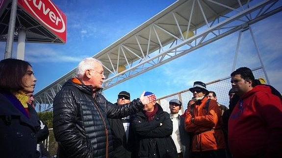 Cayo Lara visitó este lunes a los trabajadores de Júver en huelga indefinida.