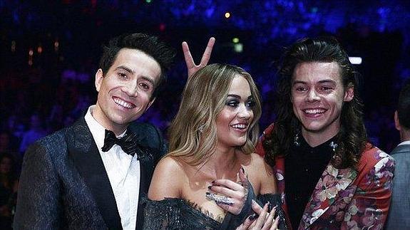 Harry Styles, de One Direction, juguetea con el escote de Rita Ora