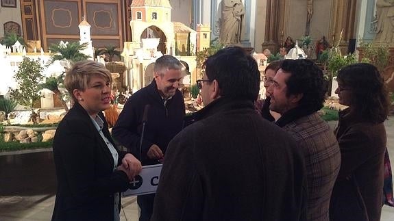 La consejera Noelia Arroyo conversa con los responsables de los museos regionales frente al montaje del belén de la peña cultural 'La Pava'.