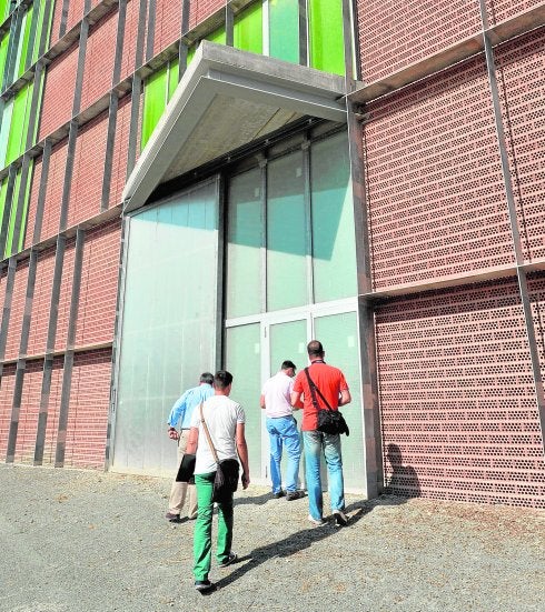 Policías judiciales, el pasado septiembre, en el momento de iniciar la inspección en el Auditorio.