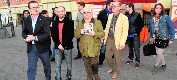 El candidato Miguel Garaulet, primero por la izquierda, con su comitiva en la plaza de La Merced, ayer. 