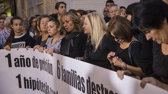 Familiares de los policías imputados por el crimen de Cala Cortina, sosteniendo una pancarta frente al Palacio de Justicia de Cartagena, en la manifestación del pasado mes de octubre.