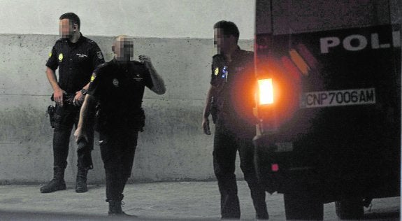 Momento del traslado de los policías a la cárcel, el 8 de octubre de 2014. 