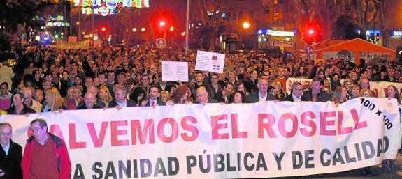 Los manifestantes, a su paso por el Paseo de Alfonso XIII, con la pancarta oficial, donde iban alcaldes de la comarca y representantes del PSOE, de Ciudadanos y de Podemos. 