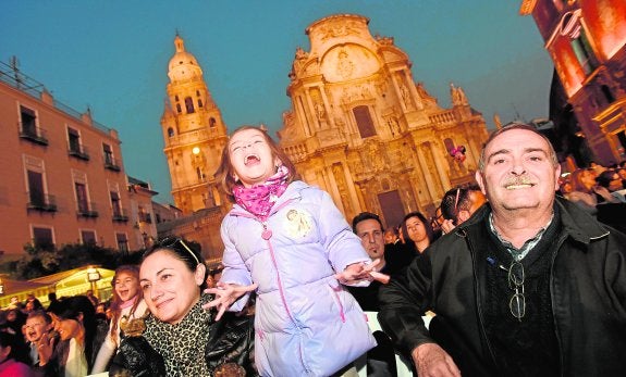 Una niña grita emocionada con la llegada de Papá Noel a la plaza del Cardenal Belluga.