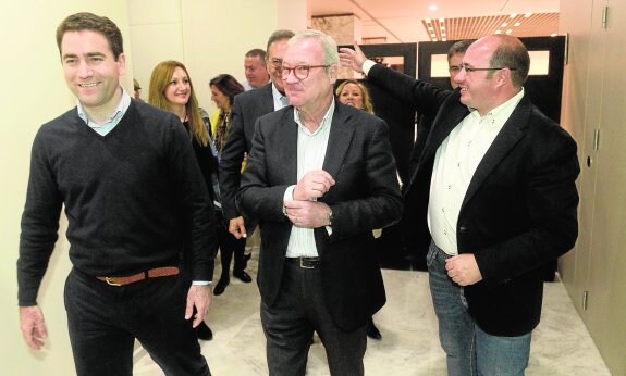 Teodoro García, Ramón Luis Valcárcel y Pedro Antonio Sánchez, ayer tras conocer los resultados electorales. 