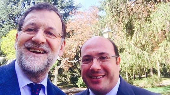 El PP inicia su relevo generacional al confirmar a Sánchez como candidato. El entonces consejero de Educación viajó a La Moncloa y se hizo este selfi con Mariano Rajoy.