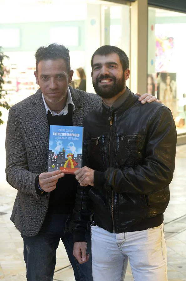  Javier González (izda.) y Eduardo Balboa, con un ejemplar del libro 