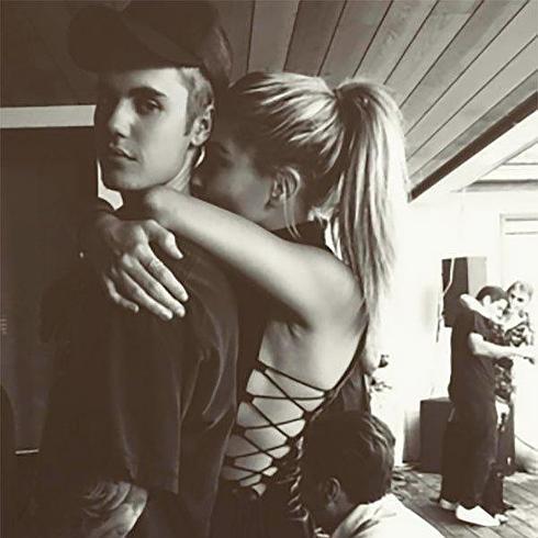 Hailey Baldwin abraza a Justin Bieber