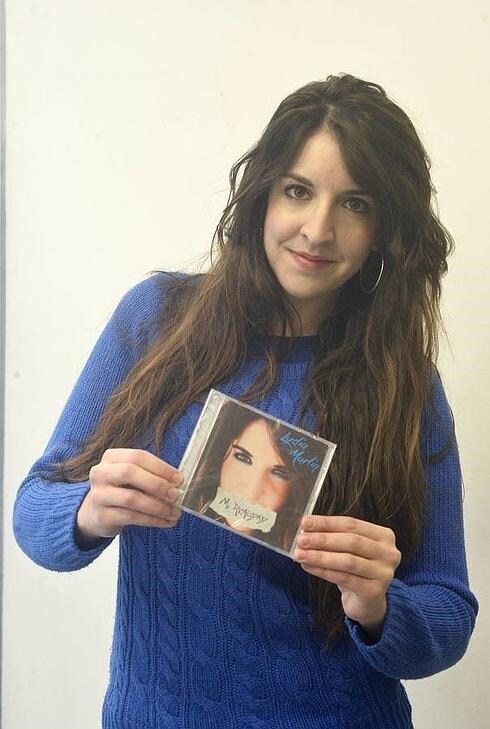 Lydia Martín con un ejemplar de su nuevo disco. 