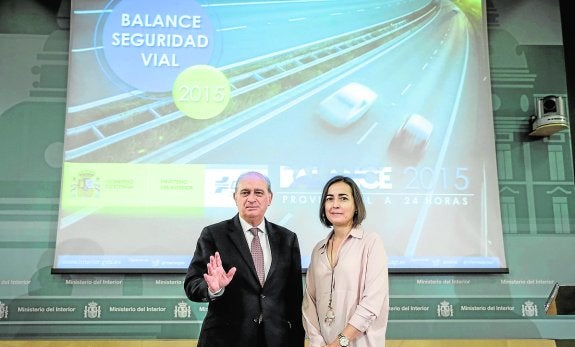 El ministro del Interior, Jorge Fernández Díaz, y la directora general de Tráfico, María Seguí, presentando ayer el balance de tráfico en la sede del Ministerio. 