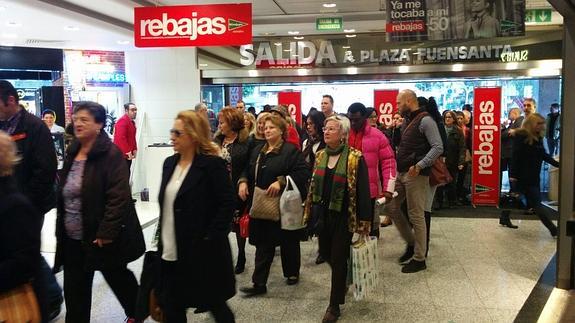 Apertura de puertas para las rebajas, en la mañana de este jueves, en El Corte Inglés de Murcia. 