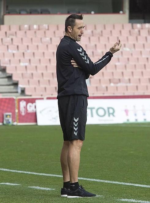 El técnico Aira, durante el partido en Granada. 