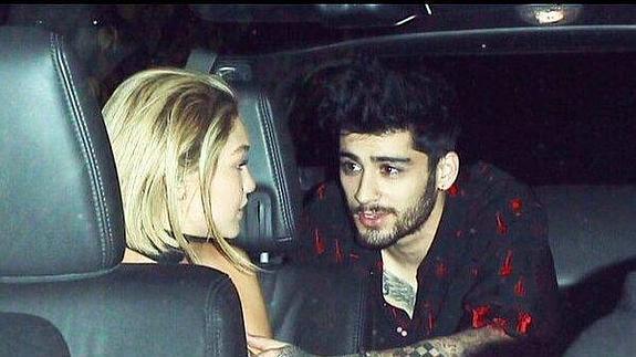 Zayn Malik conversa con Gigi Hadid.