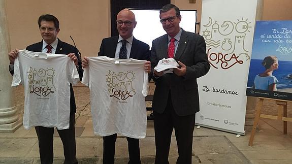 Juan Hernández, Francisco Jódar y Francisco Montiel posan con la nueva imagen turística de Lorca.