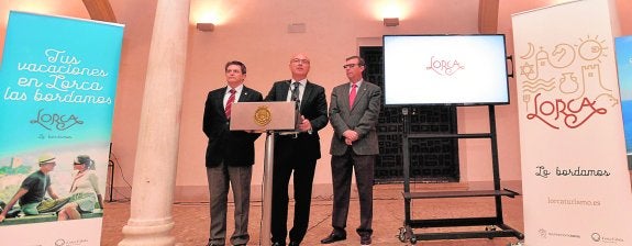 Francisco Jódar, Juan Hernández y Francisco Montiel, ayer, durante la presentación de la nueva imagen turística. :