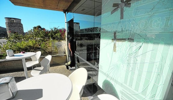 Luna cuarteada por un impacto en el bar del Parque del Molinete. 