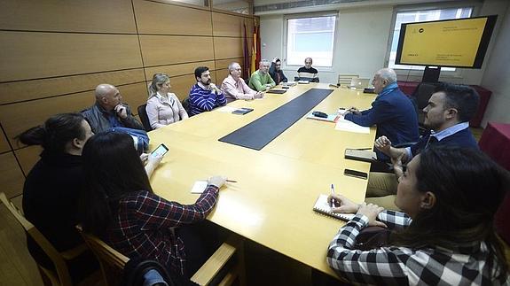 Roque Ortiz, mantiene una reunion con los pedaneos para la puesta en marcha del autobus de la Costera Sur .