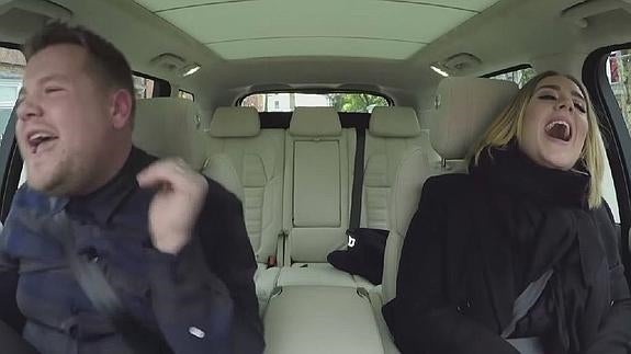 Adele junto al presentador James Corden, cantando sus propios temas en un coche. 