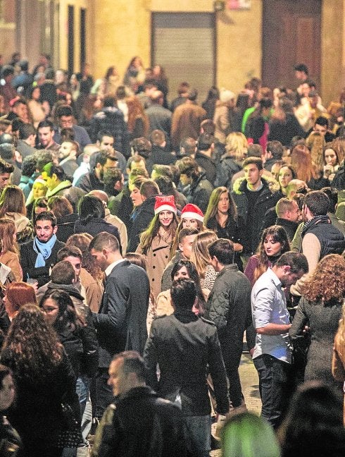 Aglomeración de jóvenes en la calle Honda, esta Navidad.