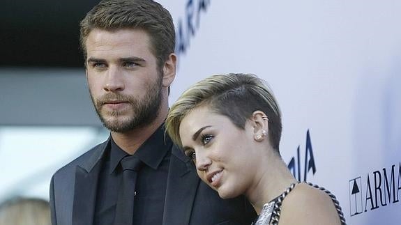 Liam Hemsworth posa en la premier de la película 'Paranoia' junto a, su entonces prometida, Miley Cyrus 2013. 