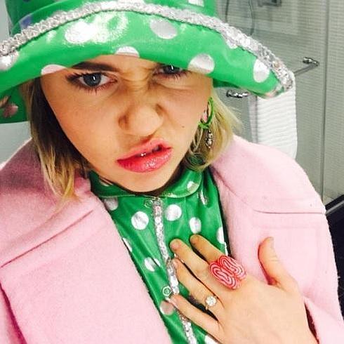 Miley Cyrus luce anillo de compromiso.