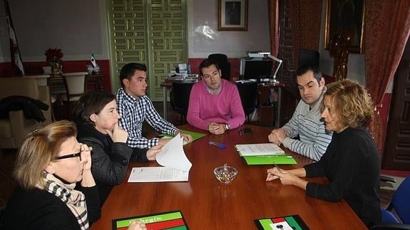 El alcalde, José Rafael Rocamora, en el centro, con los emprendedores beneficiarios.