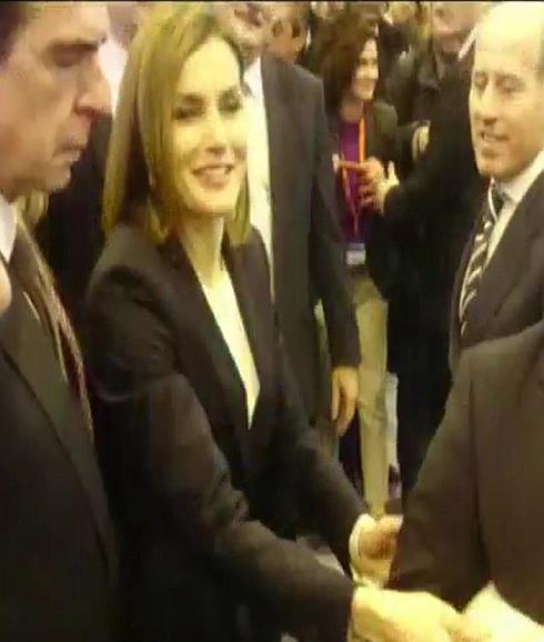 Momento en el que la Reina Letizia ha sido obsequiada con un pequeño saco de arroz de Calasparra, este miércoles en Fitur.