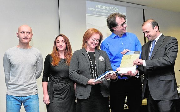 Los investigadores Rafael Micó, Eva Celdrán y Roberto Risch (2d), junto a María Comas y Federico García. 