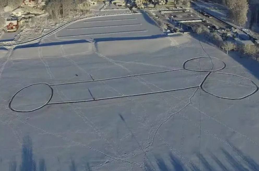 Dibujan un pene gigante en la superfice nevada de un campo en Suecia